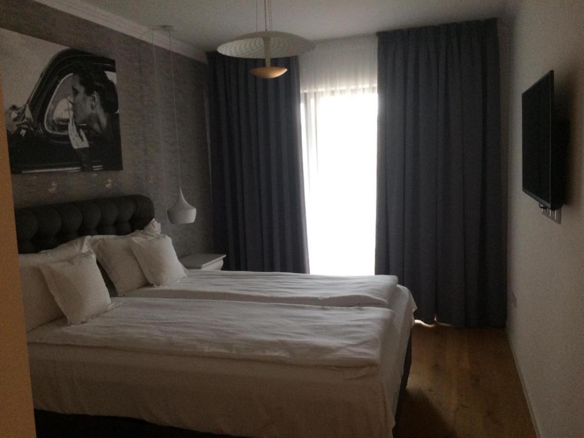 Flori De Iulie Apartamente Braşov Extérieur photo